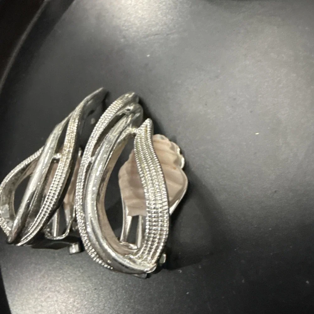 VINTAGE SARAH COVENTRY SILVER SWIRL PIN/BROOCH W/MATCHING CLIP ON EARRINGS SET